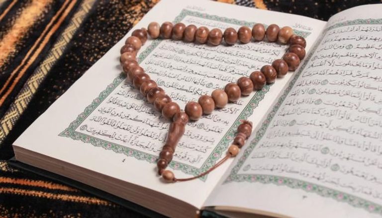 كم سجدة يتضمنها القرآن الكريم وما هي مواضعها وكيفية تأديتها