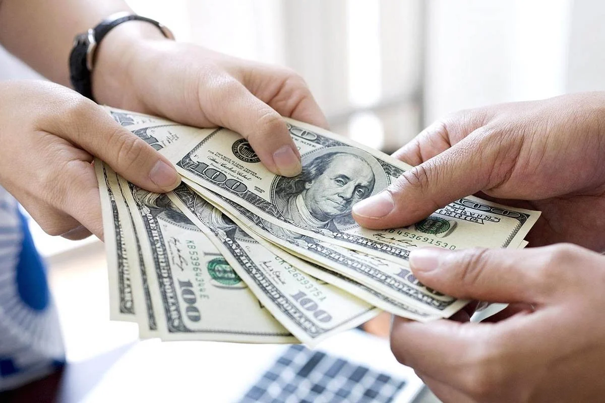 تفسير حلم شخص يعطيك فلوس