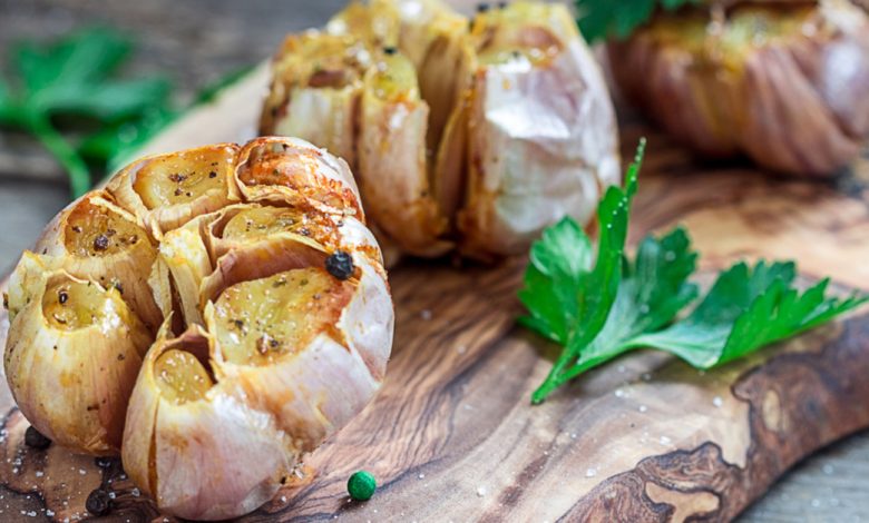 من جربت الثوم المشوي لتكبير المؤخرة وما هي فوائده وأضراره