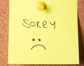 تفسير حلم رؤية الاعتذار في المنام عند ابن سيرين والنابلسي